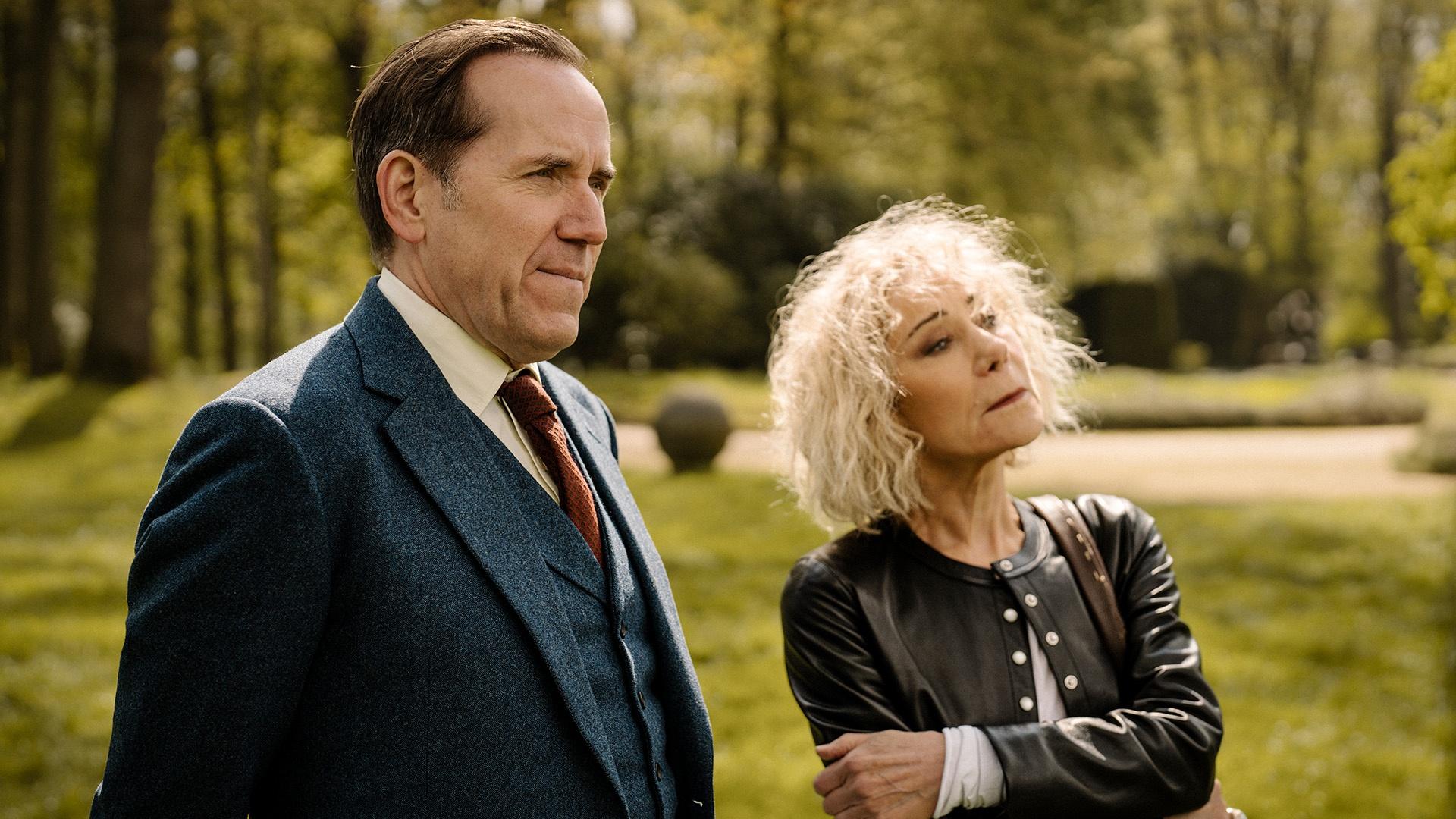 When investigating a woman bludgeoned to death, tensions boil over between Jasper and Dan.